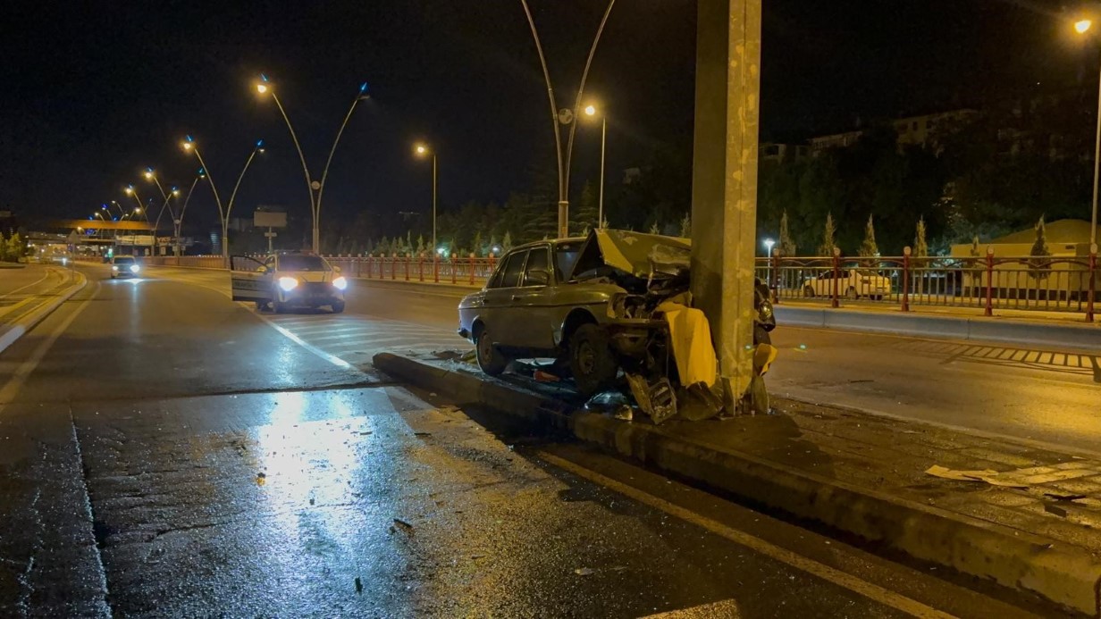 Klasik otomobil direğe ok gibi saplandı: 1 ağır yaralı
