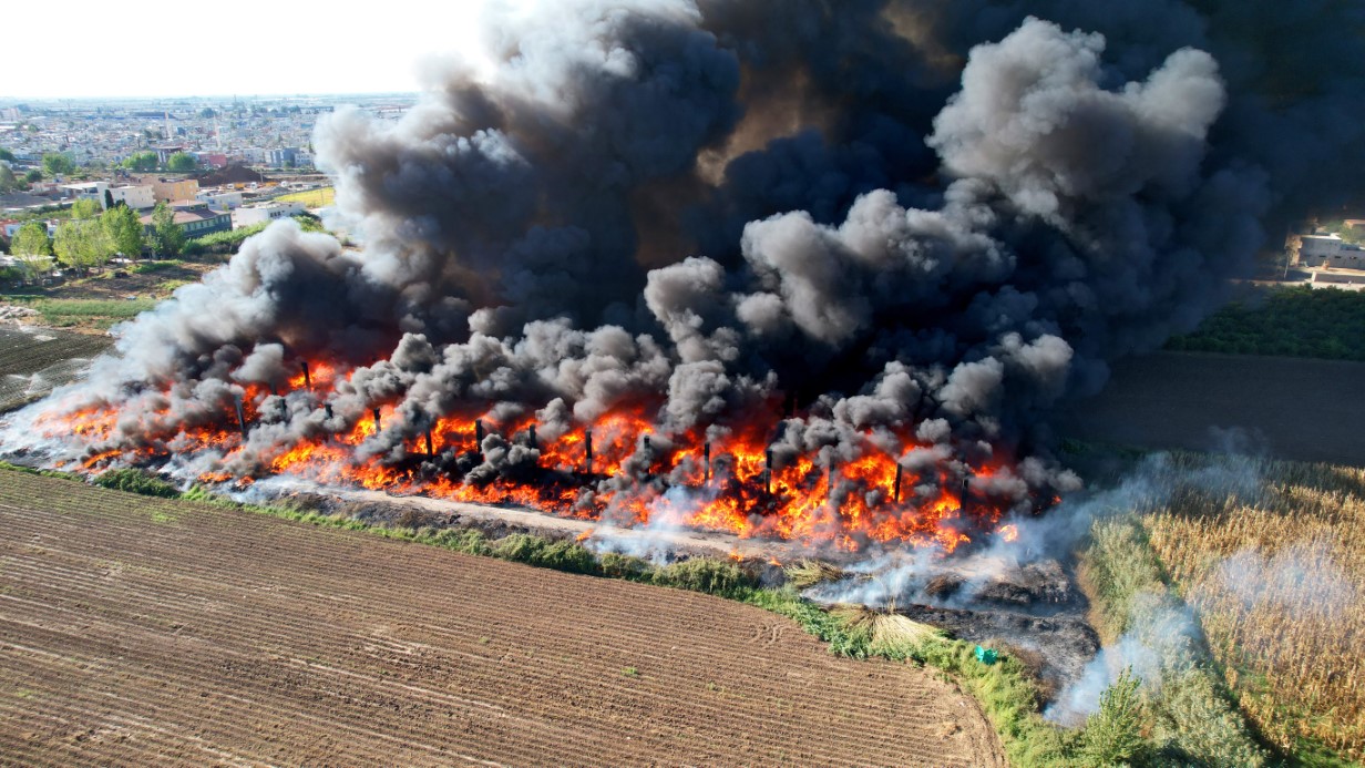 Adana’da geri dönüşüm fabrikasının bahçesindeki yangın dronla görüntülendi