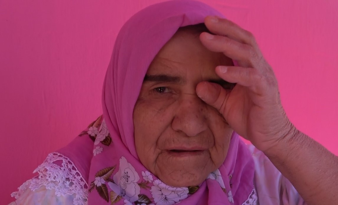 Isparta’nın pembe renk tutkusuyla bilinen ’Barbie Teyzesi’ pembe evine mahkum kaldı