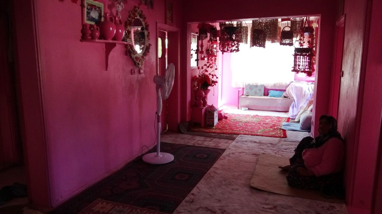 Isparta’nın pembe renk tutkusuyla bilinen ’Barbie Teyzesi’ pembe evine mahkum kaldı