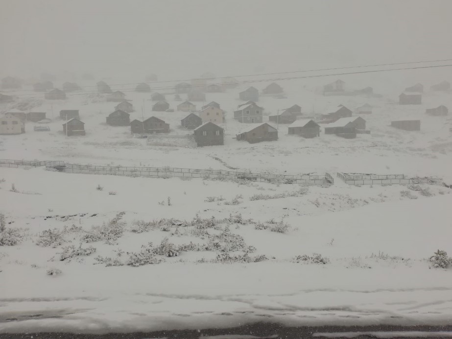 Doğu Karadeniz’in sahili ve iç kesimlerindeki şiddetli yağış yerini zirvelerde kara bıraktı