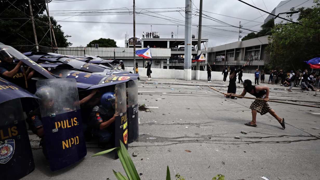 Filipinler’de on binlerce kişi yolsuzluk protestosu için sokaklara döküldü
