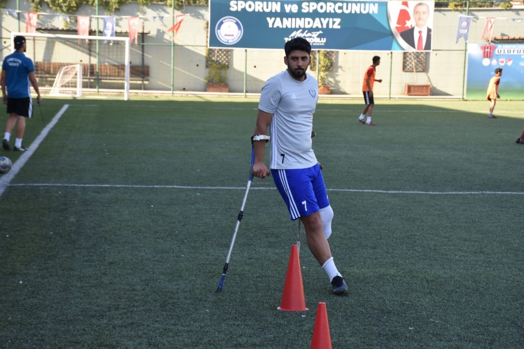 Akıma kapılıp bacağını kaybetti, futbolla hayata tutundu