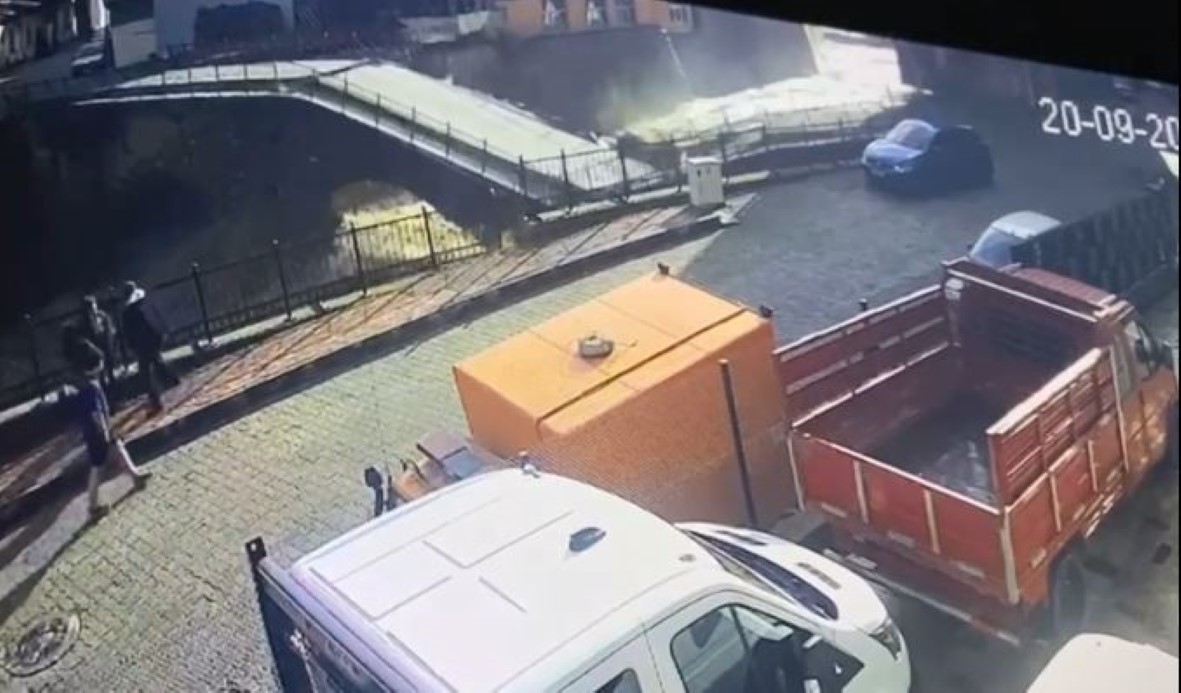 Borçka’da selde tarihi köprünün yıkılma anı kamerada