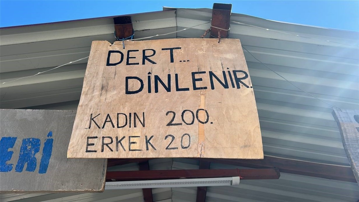 İş yerine astığı tabelayla yüzleri gülümseten esnaf, görenlerin ilgisini çekiyor