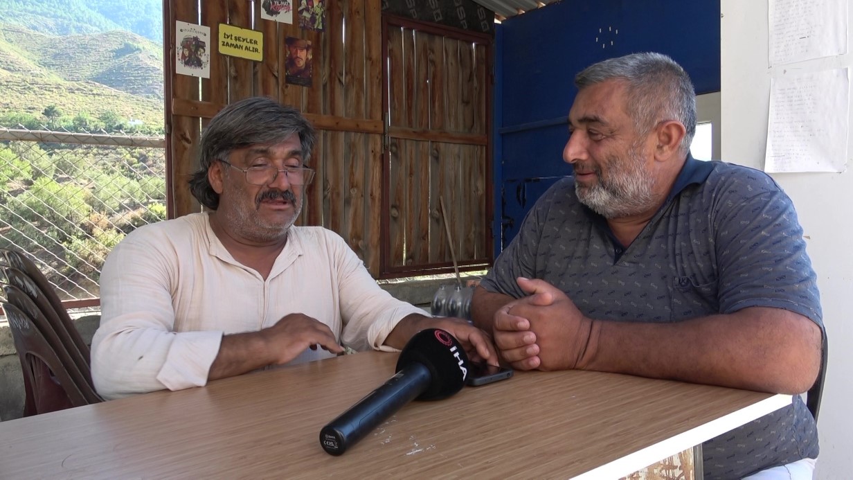 İş yerine astığı tabelayla yüzleri gülümseten esnaf, görenlerin ilgisini çekiyor