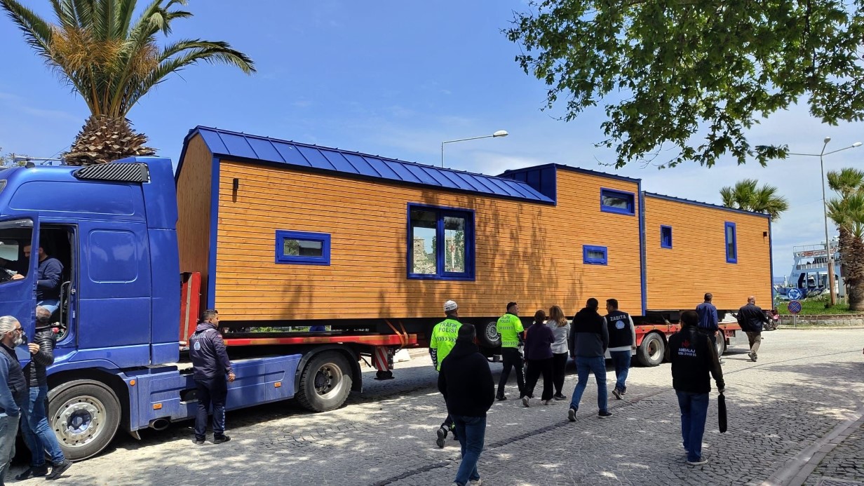 Bozcaada’da kaçak yapılan ’tiny house’lar yıkılıyor