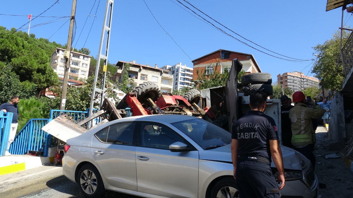 Pendik’te freni tutmayan çekici ortalığı savaş alanına çevirdi: 2 araca ve apartmana çarptı