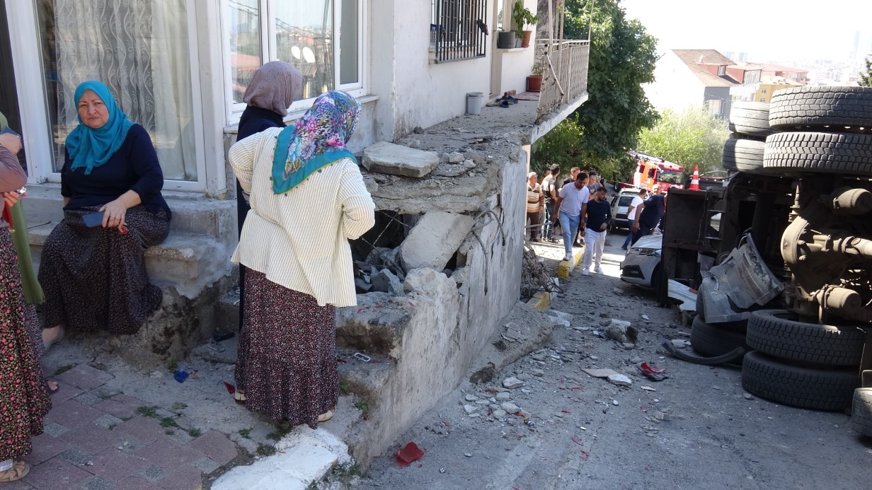 Pendik’te freni tutmayan çekici ortalığı savaş alanına çevirdi: 2 araca ve apartmana çarptı
