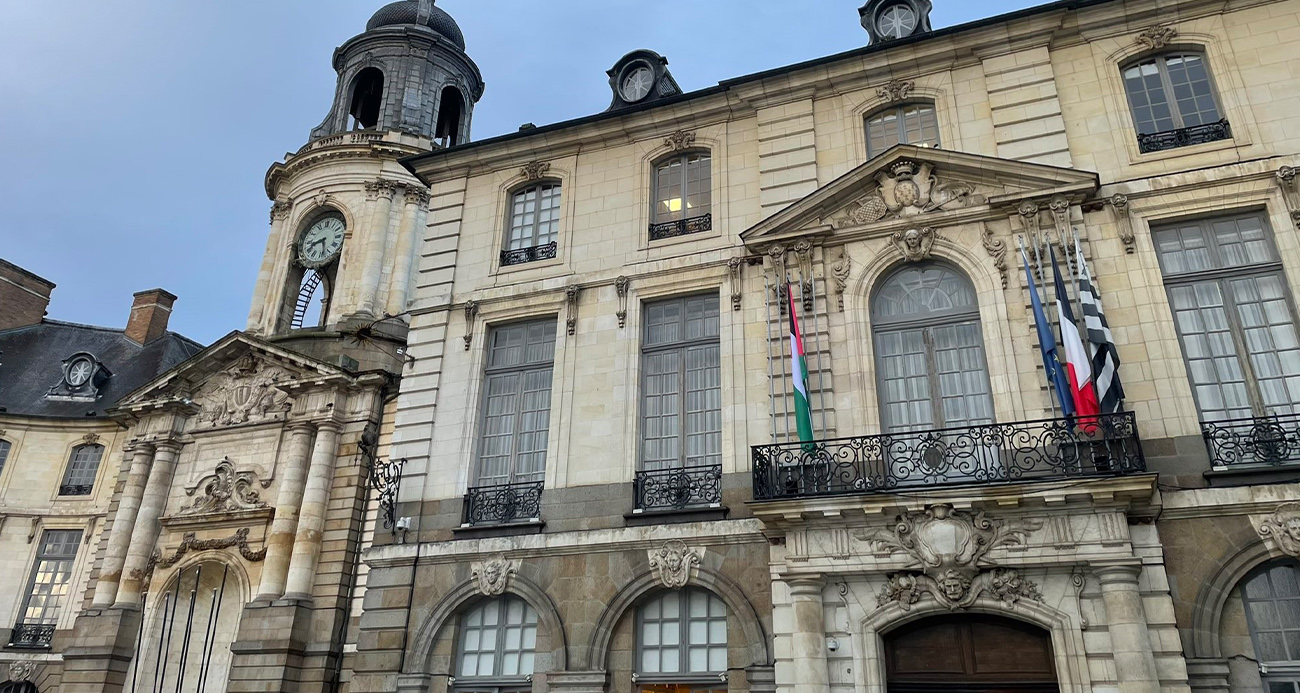 Fransa’da 52 belediye binasına Filistin bayrağı asıldı