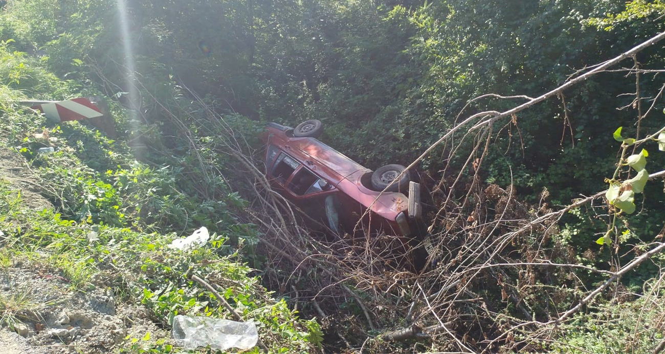 Kontrolden çıkan otomobil şarampole devrildi: 3’ü çocuk, 5 yaralı