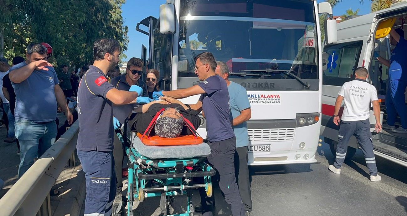 Alanya’da tur otobüsüyle yolcu midibüsü çarpıştı: 2’si ağır 15 yaralı