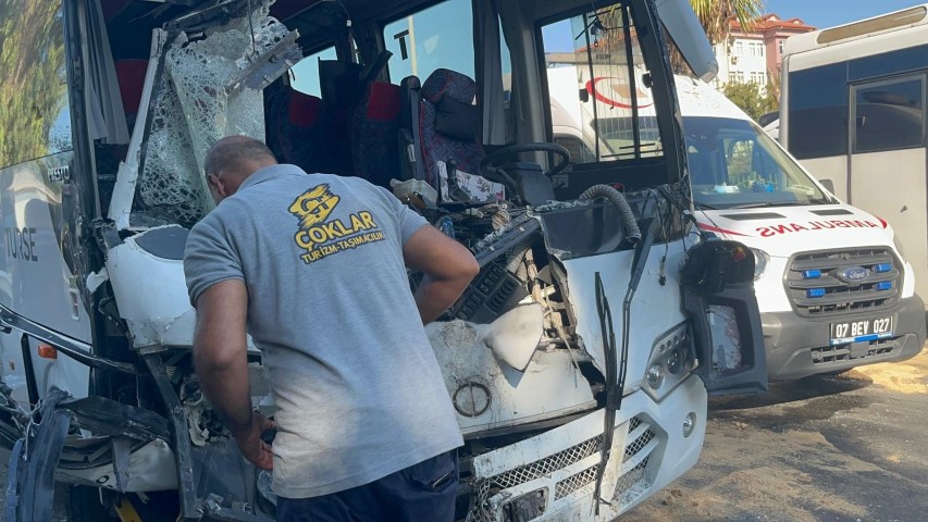 Alanya’da tur otobüsüyle yolcu midibüsü çarpıştı: 2’si ağır 15 yaralı