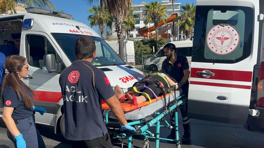 Alanya’da tur otobüsüyle yolcu midibüsü çarpıştı: 2’si ağır 15 yaralı