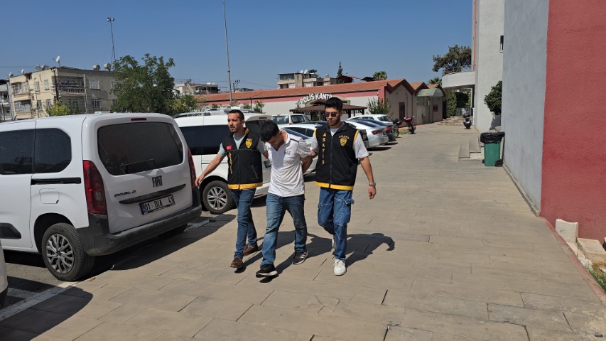 O anlar kamerada: 2 iş yerini soydu, 3’üncüde suç üstü yakalandı
