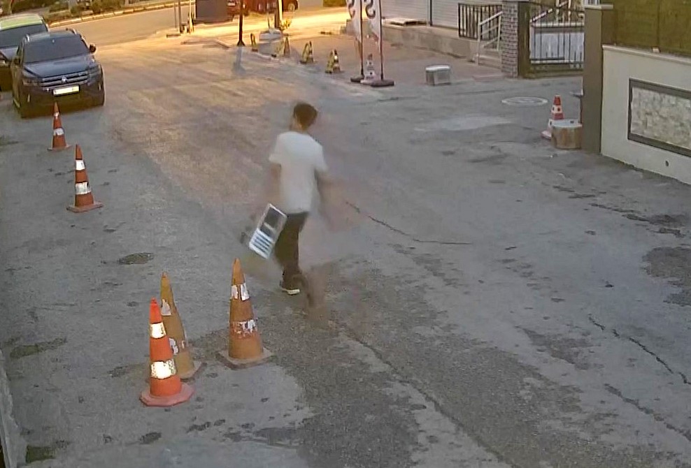 O anlar kamerada: 2 iş yerini soydu, 3’üncüde suç üstü yakalandı