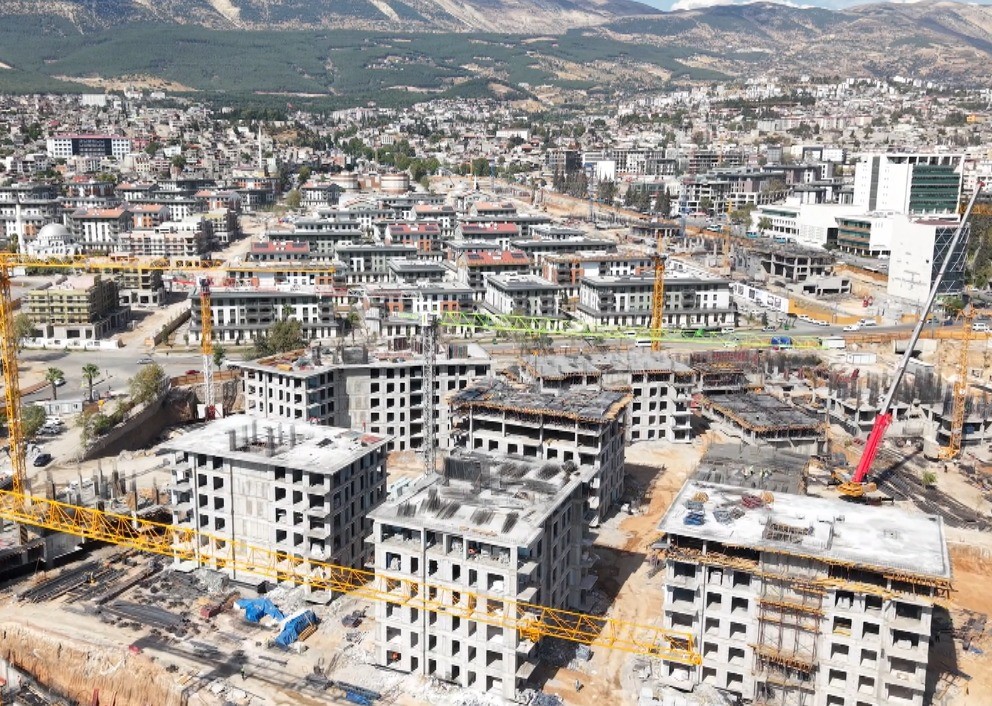 Deprem öncesi ve sonrası bir şehrin değişimi: Yıkılan yapıların yerine yeni projeler yükseliyor