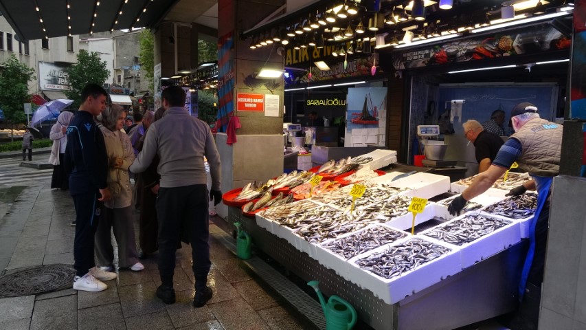 Karadeniz’de hamsi bereketi sürüyor