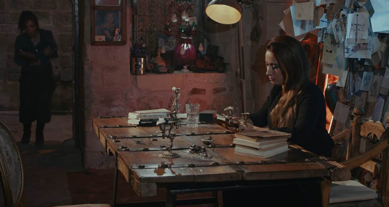 İntihar eden Türkiye'nin ilk kadın yarış spikeri Esen Gök'ün 'Sahra' filminde 'falcı ve büyücüyü' oynadığı ortaya çıktı