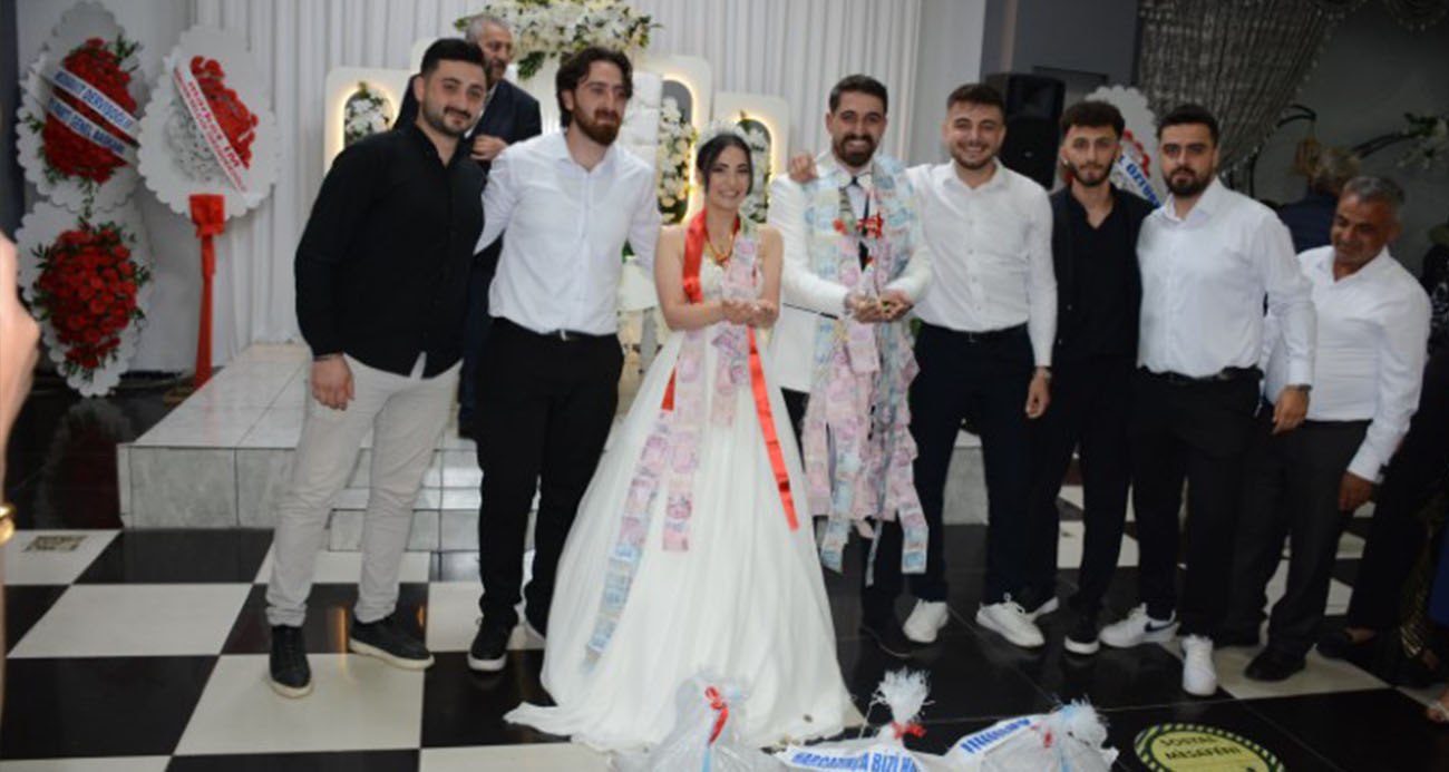 Damadın arkadaşlarından geline ağırlığınca para