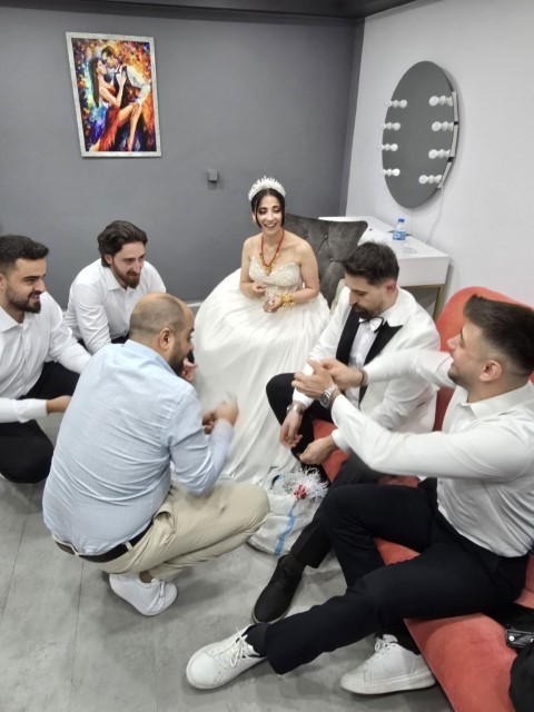 Damadın arkadaşlarından geline ağırlığınca para