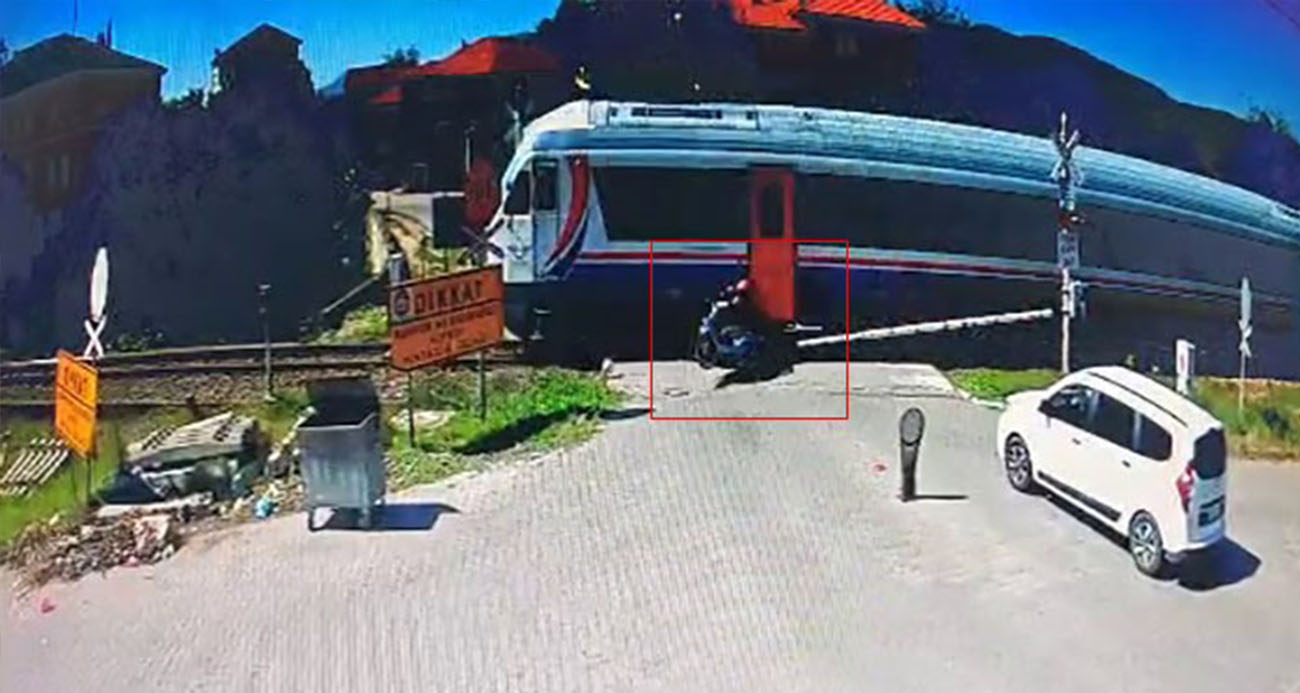 Zonguldak'ta korkunç anlar! Yolcu treni ile motosiklet böyle çarpıştı