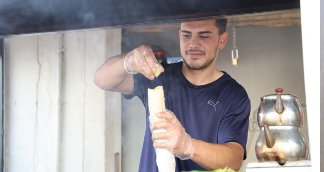 Kebap tezgahından dünya kürsüsüne: bilek güreşinde dünya üçüncüsü oldu
