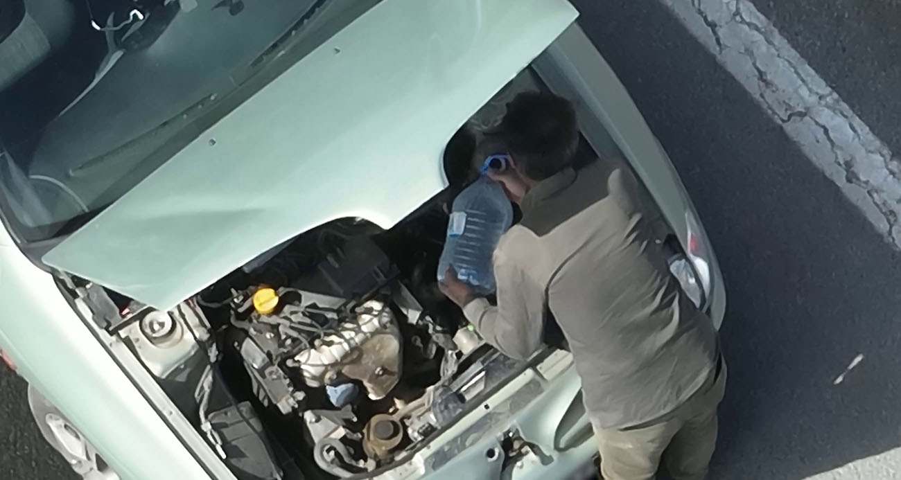 Aracı arızalanmış gibi davranan ehliyetsiz sürücü polisin dronlu takibi ile yakalandı