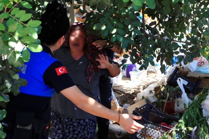 Çöp eve temizliğe gelen belediye ekiplerine zor anlar yaşattı