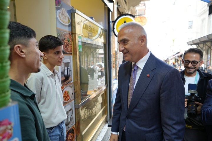 Kültür ve Turizm Bakanı Ersoy, İstiklal Caddesi esnafını ziyaret etti