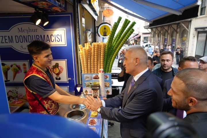 Kültür ve Turizm Bakanı Ersoy, İstiklal Caddesi esnafını ziyaret etti
