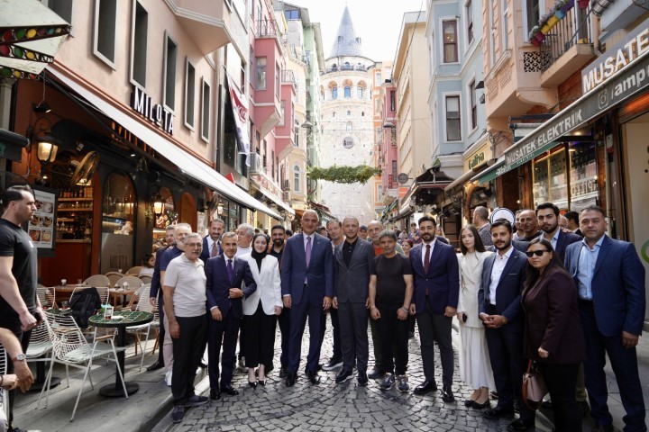 Kültür ve Turizm Bakanı Ersoy, İstiklal Caddesi esnafını ziyaret etti