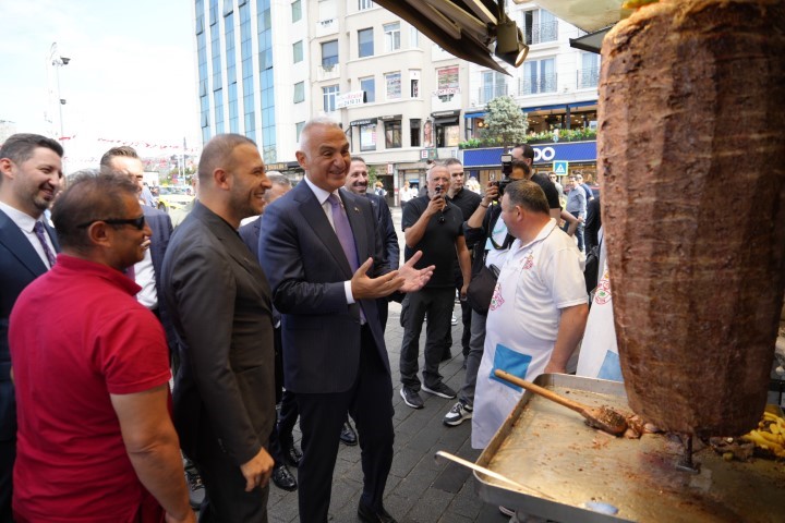 Kültür ve Turizm Bakanı Ersoy, İstiklal Caddesi esnafını ziyaret etti