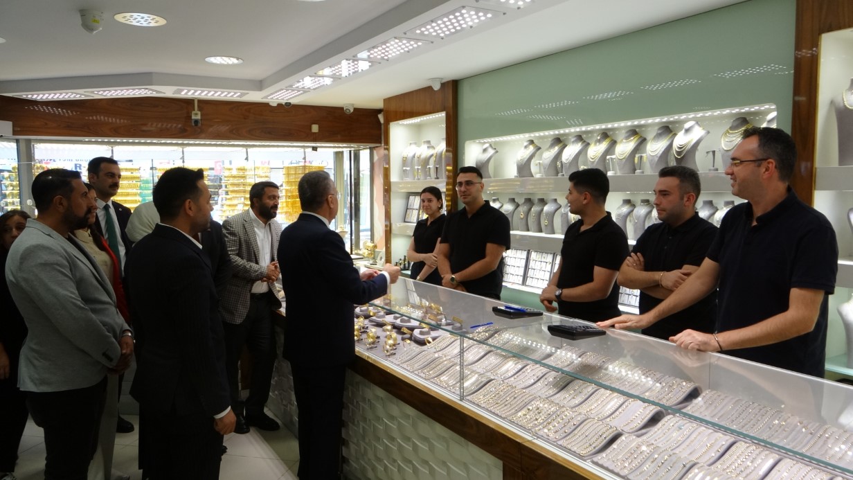 AK Partili Oktay, Sancaktape’de esnafı ve şehit ailesini ziyaret etti