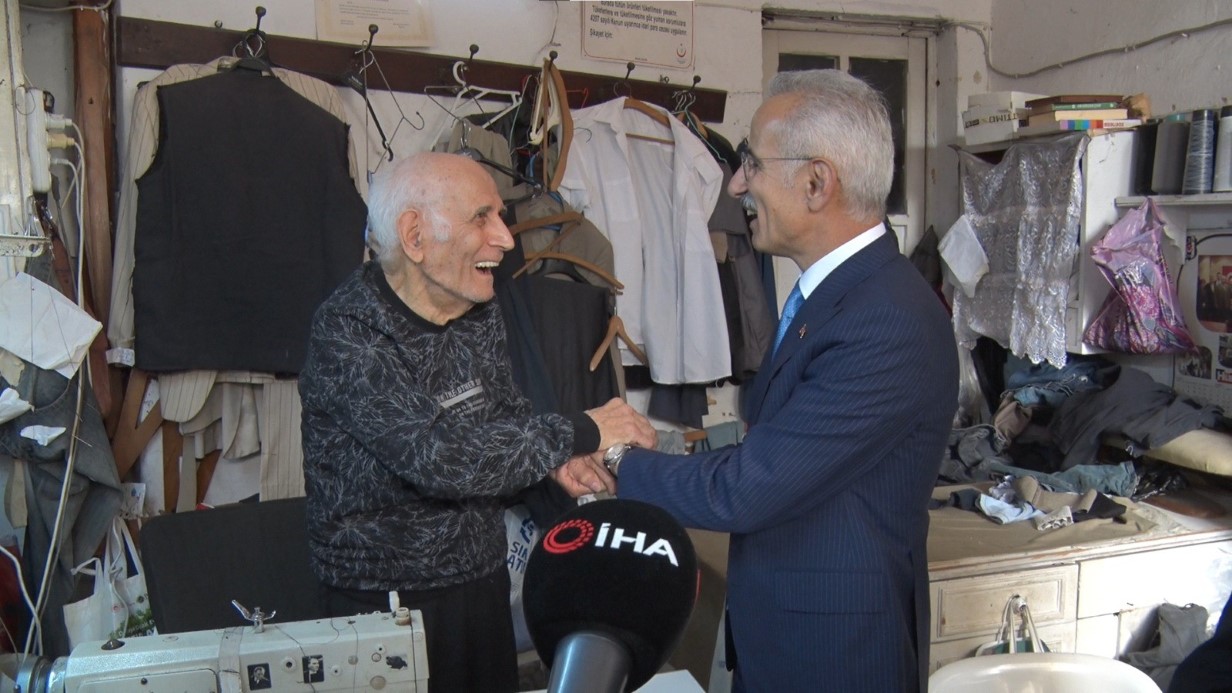 Bakan Uraloğlu ile 87 yaşındaki terzi arasında gülümseten diyalog
