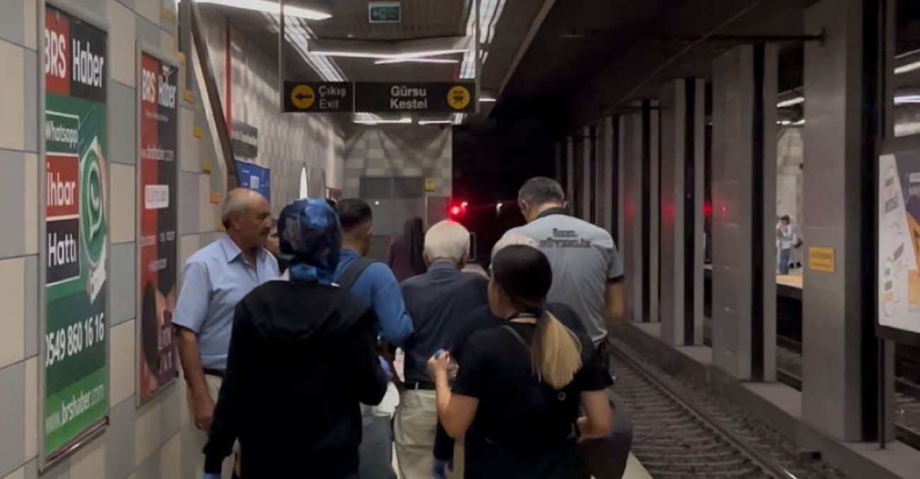 Kadın vatmanın refleksi, rayların üstüne düşen adamı ölümden böyle kurtardı