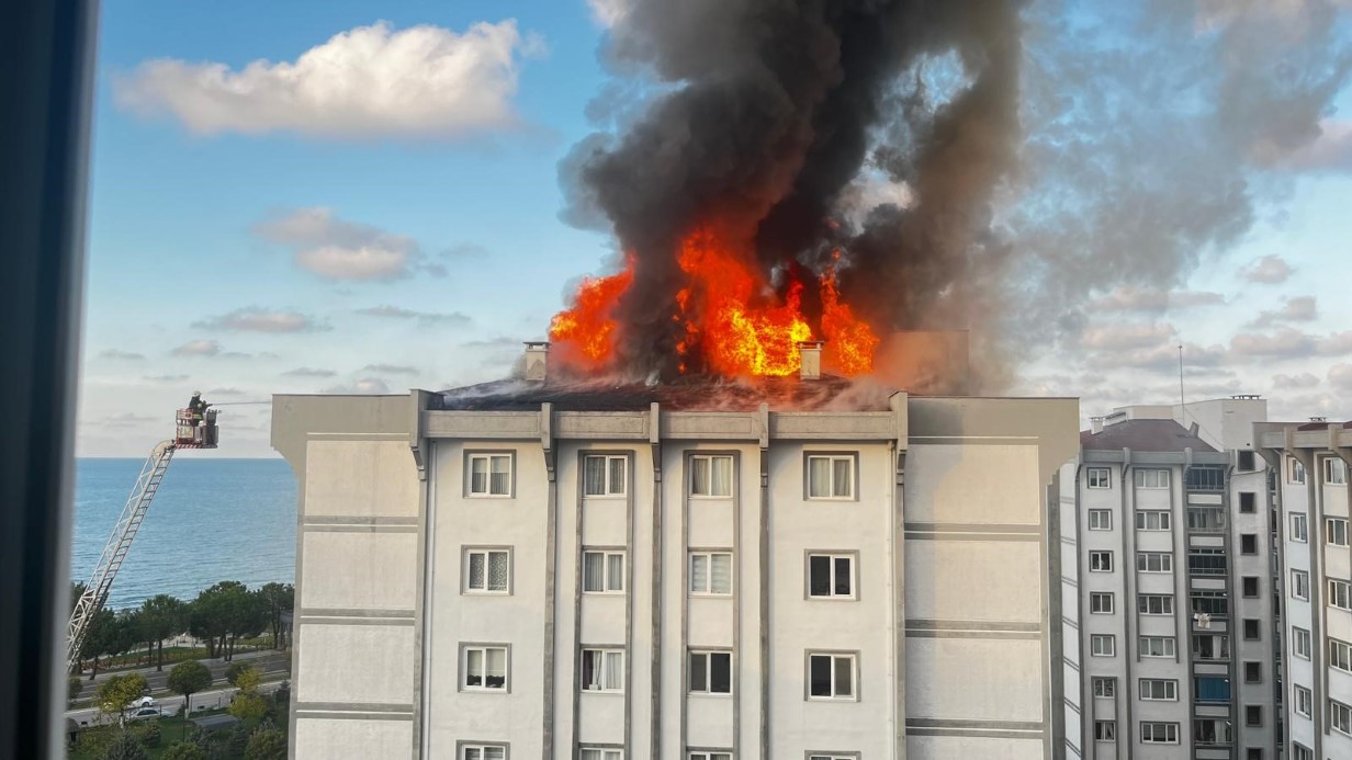 Ordu’da 7 katlı binanın çatısı alev alev yandı