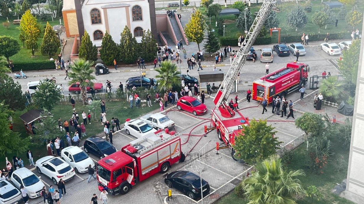 Ordu’da 7 katlı binanın çatısı alev alev yandı