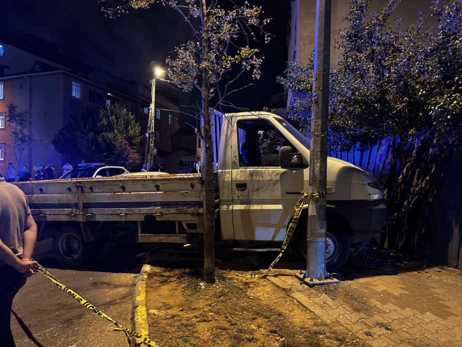 Sultanbeyli’de seyir halindeki araca silahlı saldırı: 1 ağır yaralı