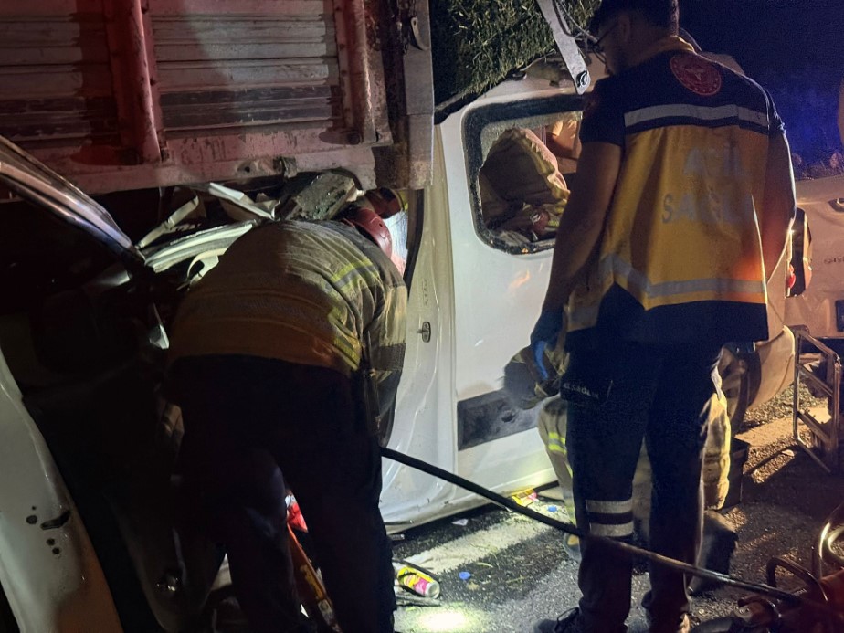 Polatlı’da hafif ticari araç kamyonun altına girdi: 2 ölü, 1 yaralı