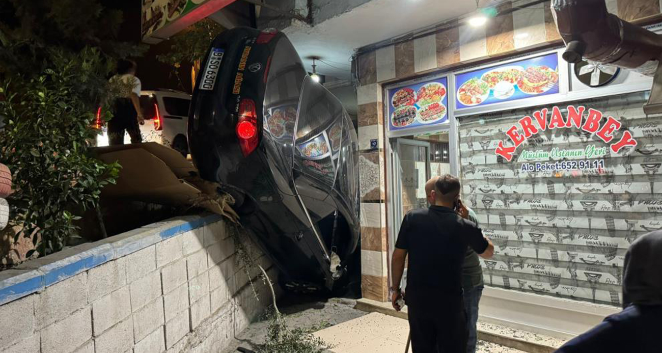 Fren yerine gaza basan sürücü lokantaya daldı