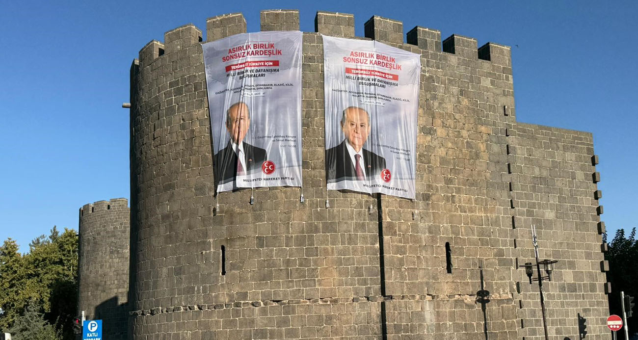 Diyarbakır surlarına Bahçeli’nin posterleri asıldı