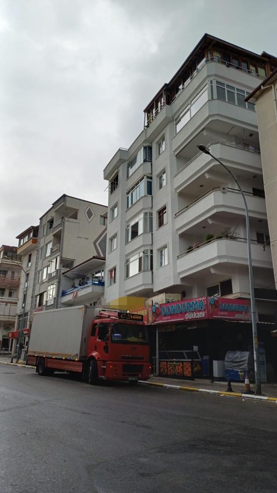 Ünlü sanatçı Güllü evinin terasından düşerek hayatını kaybetti