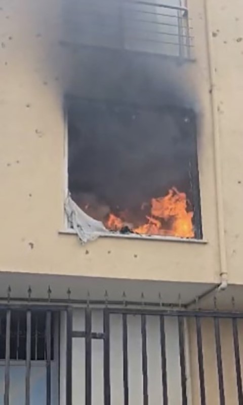 Ataşehir’de 5 katlı binada çıkan yangın paniğe neden oldu