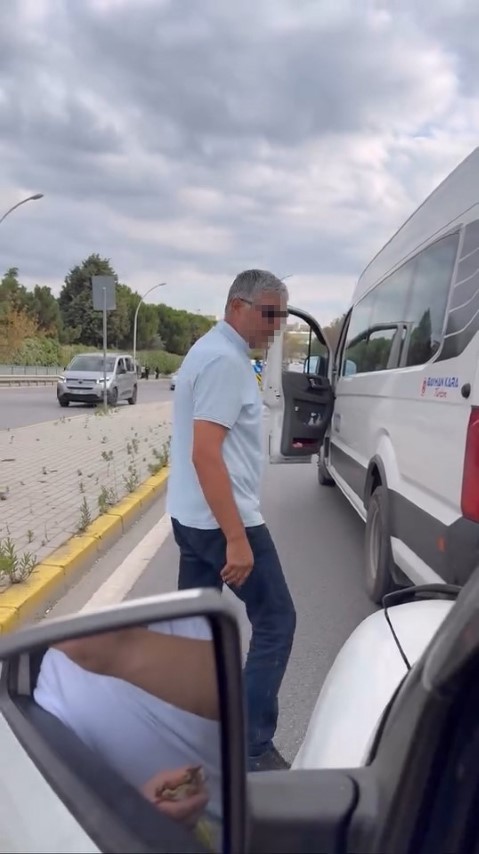 Trafikte servis şoföründen sürücüye tehdit: 