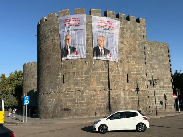 Diyarbakır surlarına Bahçeli’nin posterleri asıldı