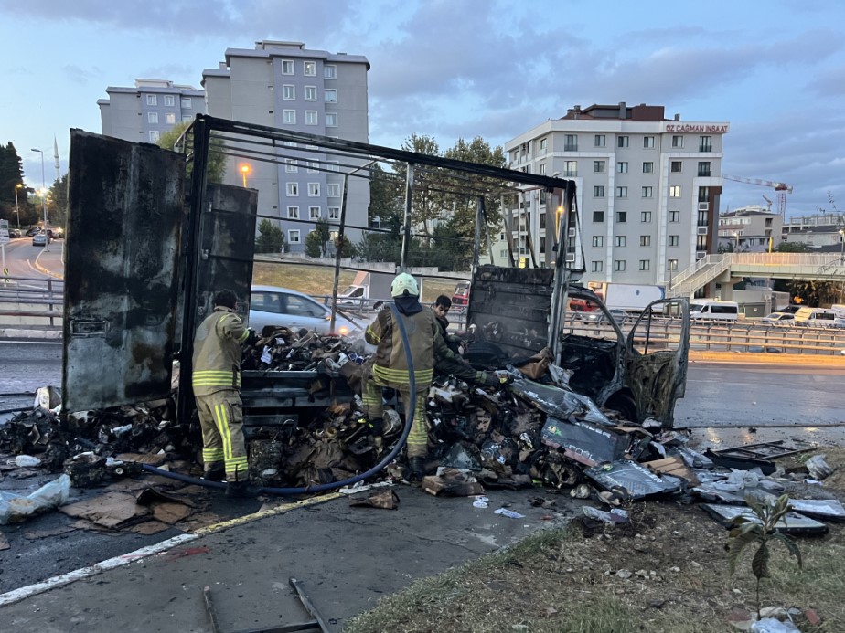 Küçükçekmece’de kargo yüklü kamyonet alev alev yandı