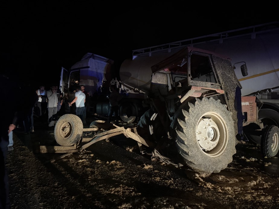 Iğdır-Doğubayazıt yolunda traktör ile kamyon çarpıştı: 3 yaralı