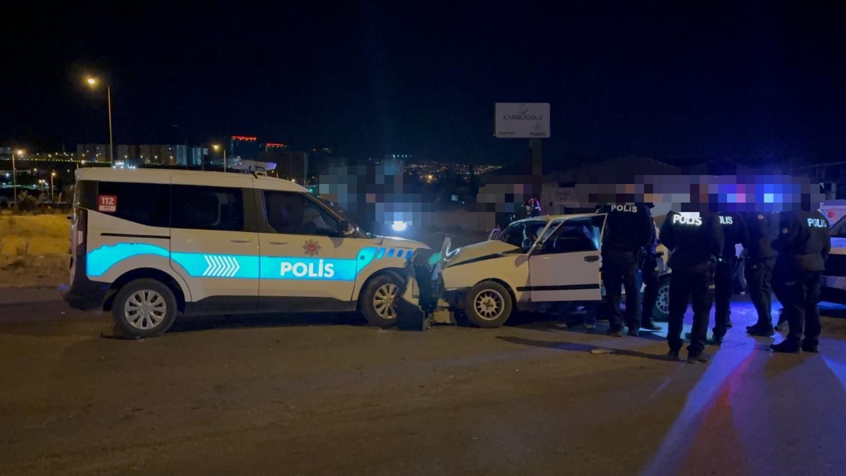 ’Dur’ ihtarına uymadı, polis otosuna çarptı: 2 polis memuru yaralı
