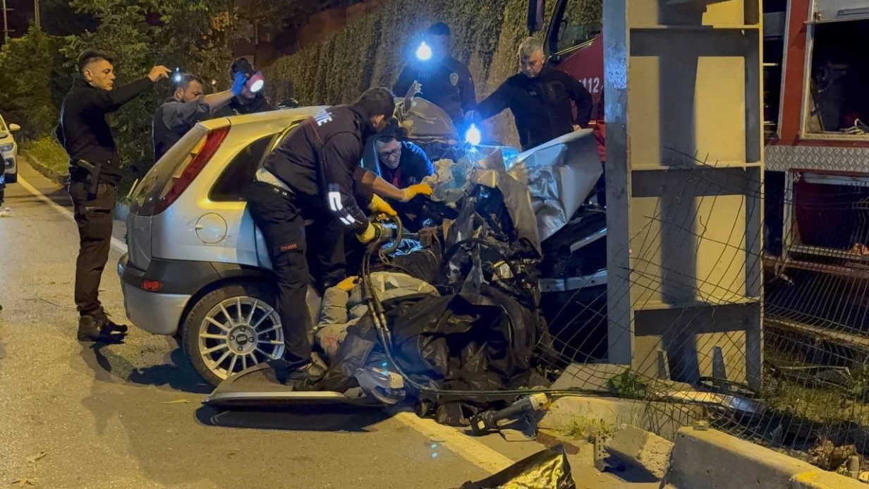 Üst geçidin ayağına çarpan otomobil hurda yığınına döndü: 2 ölü